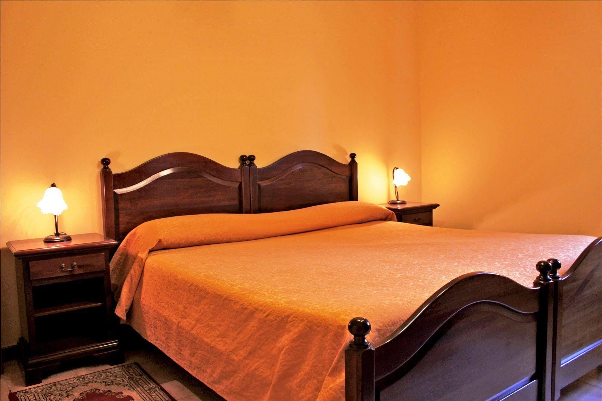 Ai Tre Parchi Bed And Bike Couette-café Randazzo